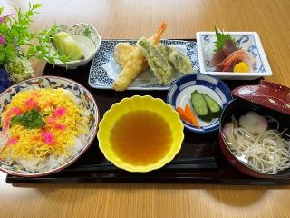 [お食事]ちらし寿司と天ぷら