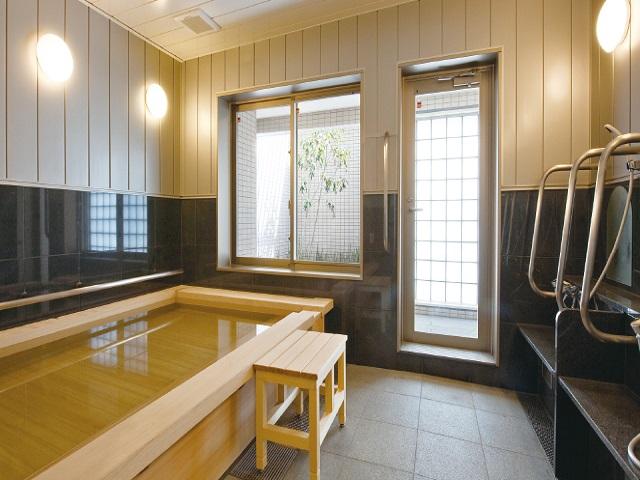 共同浴場の桧風呂