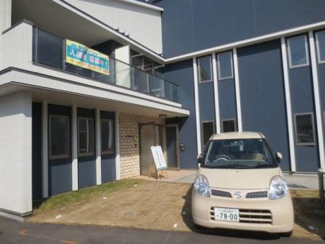 本館玄関前と駐車場