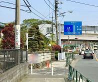 町田街道：相原駅から町田街道を歩いていると写真左手に当ホームの電柱看板がございますので、こちらを目印に左折していただくと到着です！