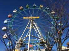 あらかわ遊園：令和4年4月にリニューアルオープン。ホームからも観覧車が見えます。