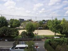 三ツ和平柳公園：当施設は、公園に隣接している落ち着いた環境です。