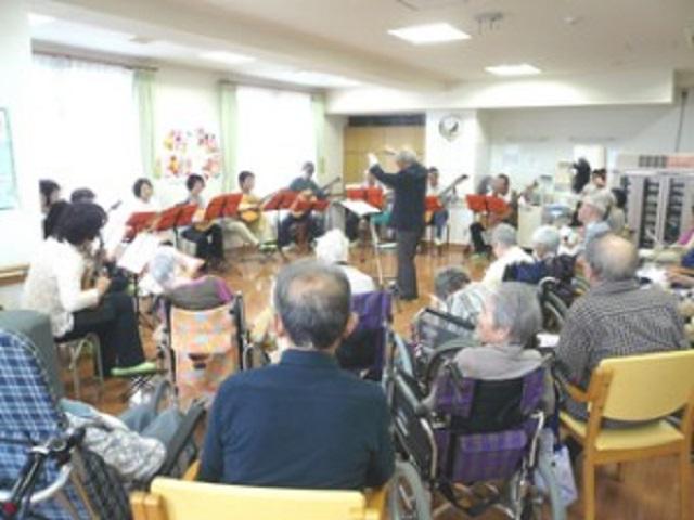 ギターの音色に聞き入っている様子
