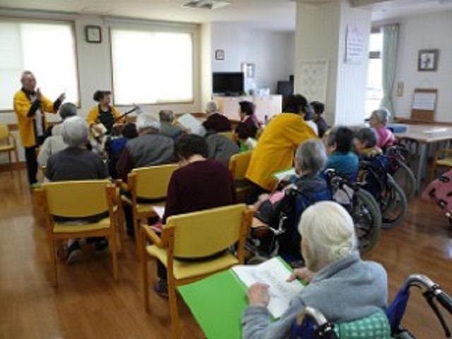 三味線の音色に口ずさんでいる様子