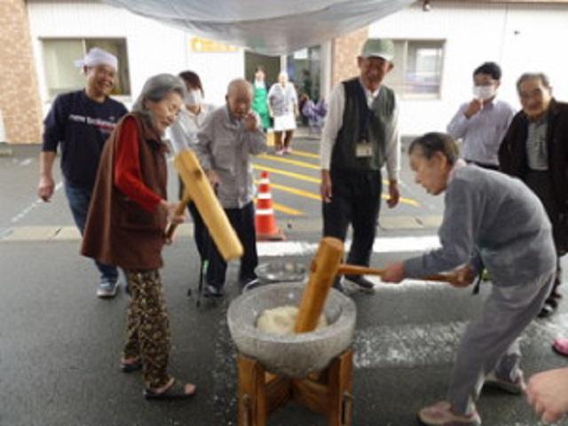 餅つき大会の風景です。