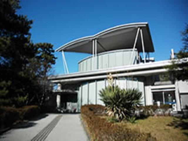 茅ヶ崎市美術館：茅ヶ崎駅南口から徒歩5分