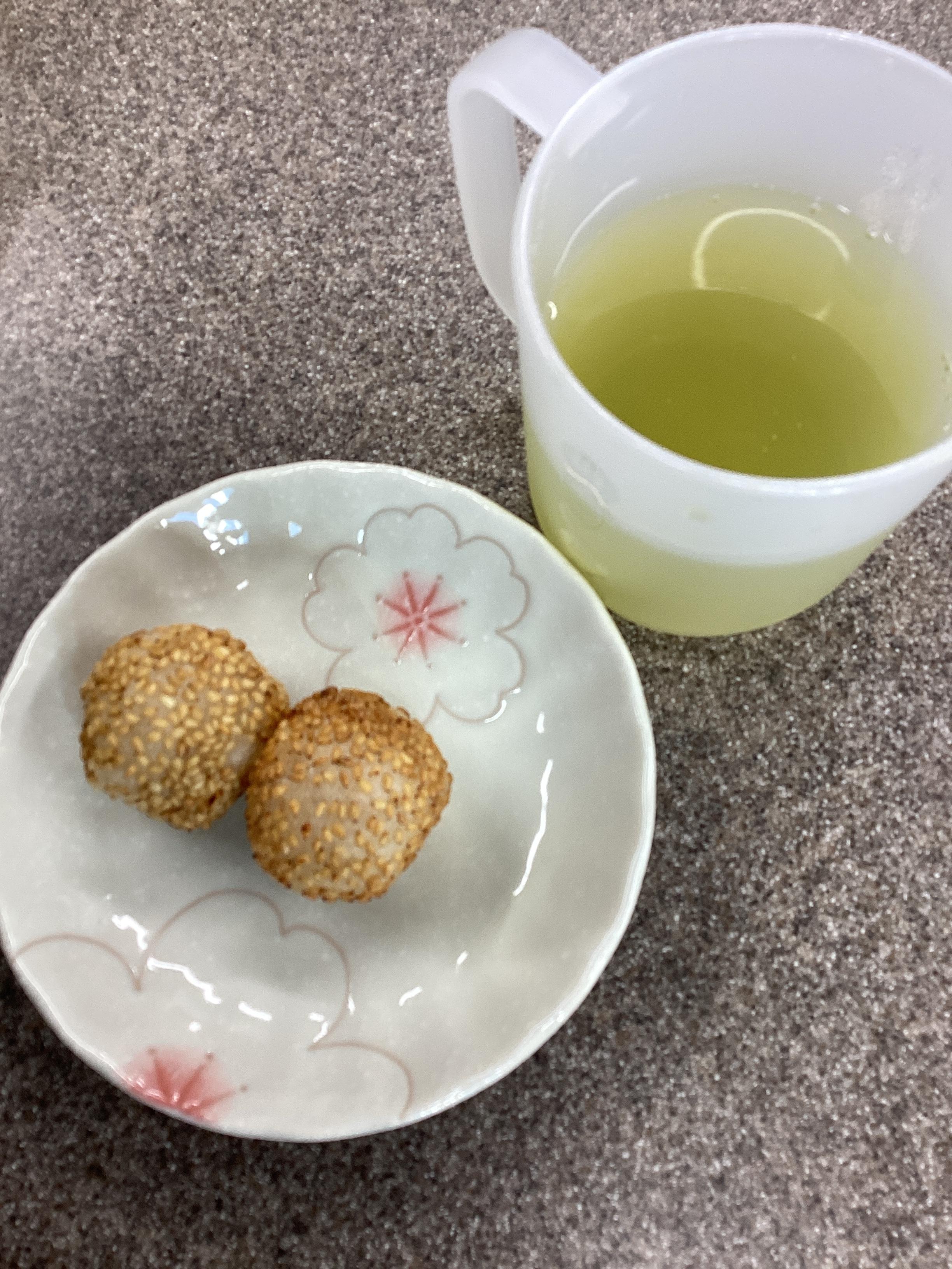 今日のおやつは胡麻団子🍡