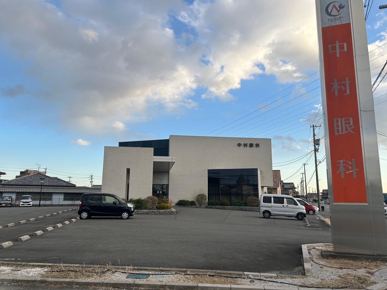 【中村眼科】徒歩3分　朝から整理券の行列ができるほど患者さんが多い眼科です。手術も対応しており、規模が大きいです。